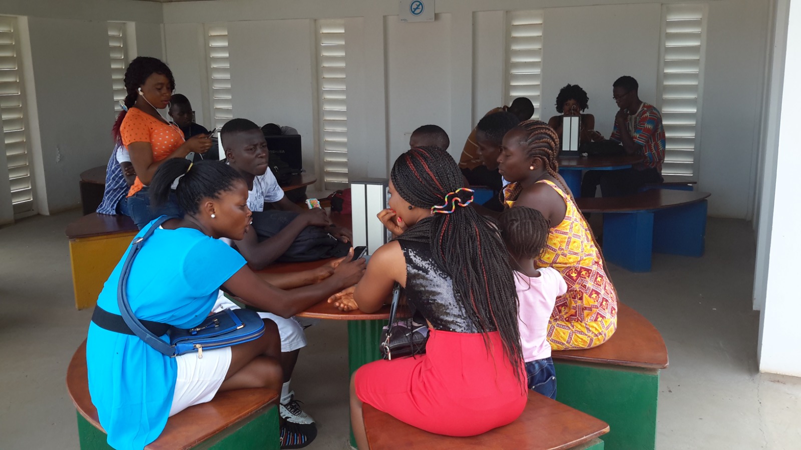 Jeunes guinéens échangeant dans un espace convivial Bluezone CLEE