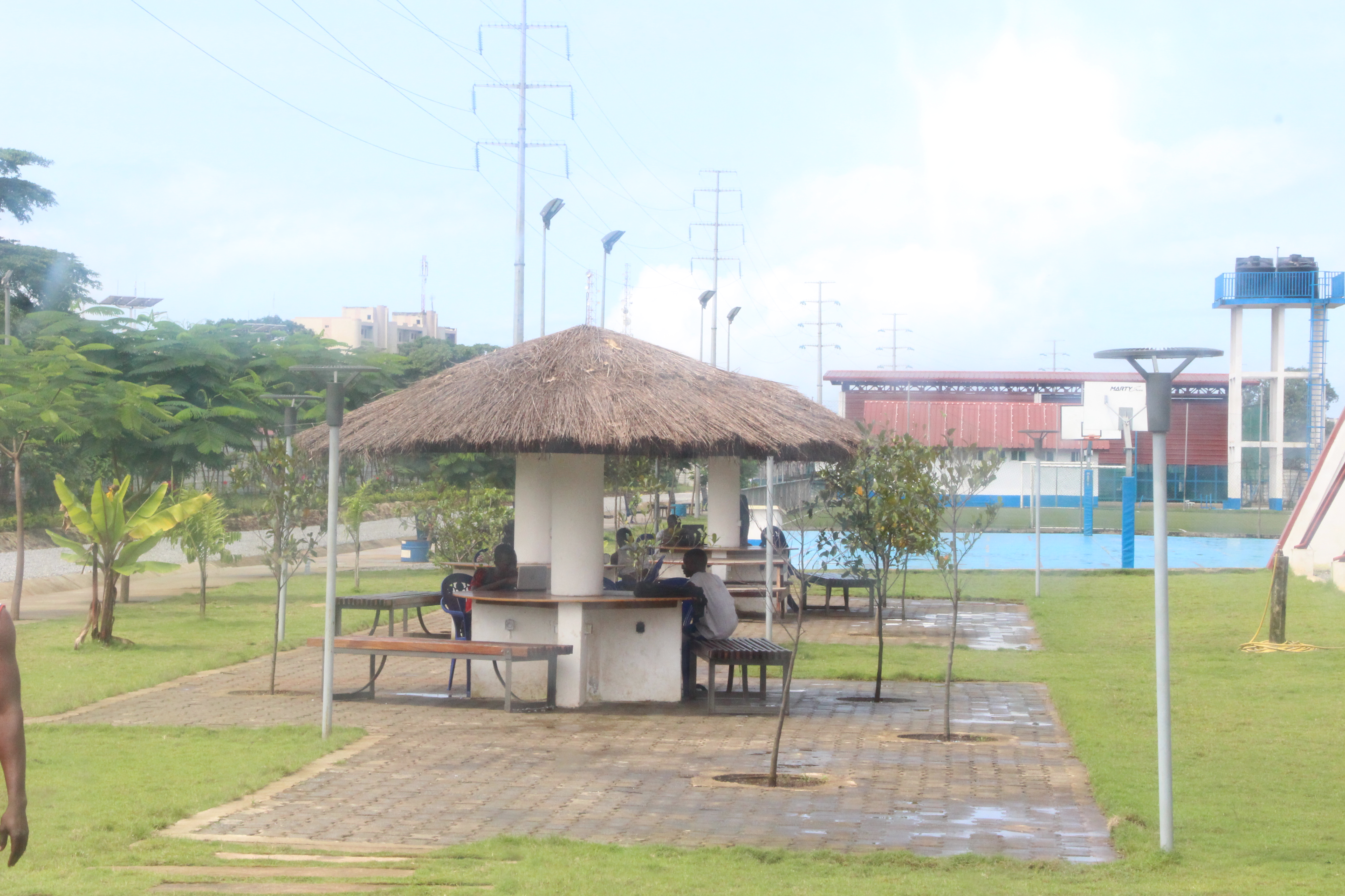 Kiosque au toit de chaume dans l'espace Bluezone CLEE